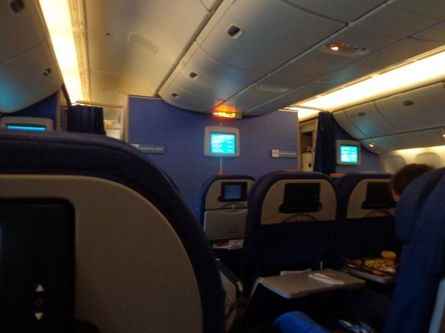 結構余裕がある感じでしょ？<br /><br />帰りは飛行時間が短いので、「マレフィセント」と「チェンジリング」を観て、少しウトウトして、、で時間が過ぎていきました。