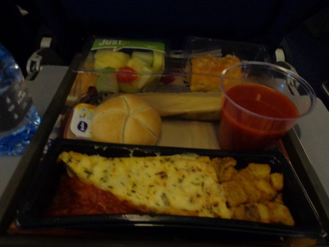 朝食。ポテトオムレツのポテト添え（笑）にフルーツ、変な湿ったケーキ。トマトジュースを頂いたのですが、しょっぱ過ぎ！<br /><br />定刻通り福岡空港へ到着。国内線ターミナルへの連絡バスがすごく混んでいました。ターミナルのスタバで抹茶フラペチーノを飲んでから、タクシーで帰宅しました。<br /><br />以上、お付き合い頂いてありがとうございました。