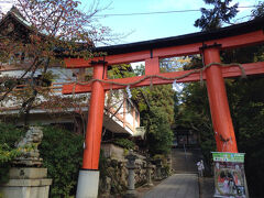 渡るとすぐに宇治神社の鳥居が見えました。