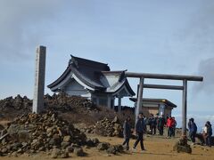 刈田岳（標高1,758m）山頂にある神社です。