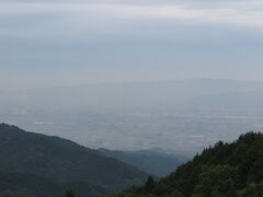 高峰SAにやって来ました。
ここからの景色は、いかにも「いかるがにやって来ました。」って感じで好きなんですが、今日はあいにくの天気...
