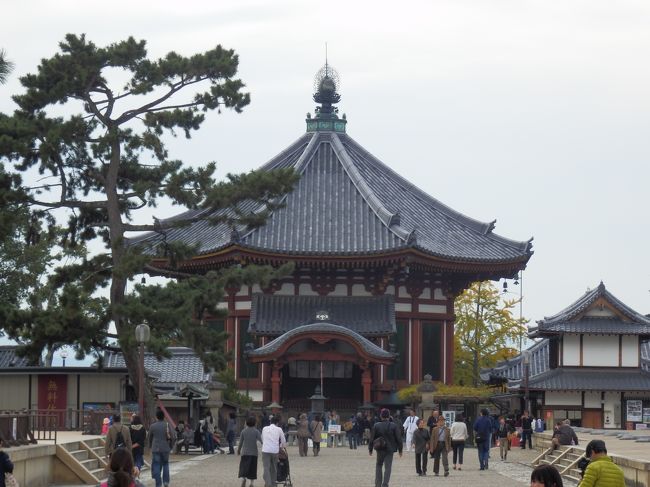 「西国三十三所めぐり第九番」興福寺の南円堂です。西国三十三所めぐりをされている方は、ここで御朱印を押してもらえばＪＲ奈良駅でスタンプを押してもらえます。