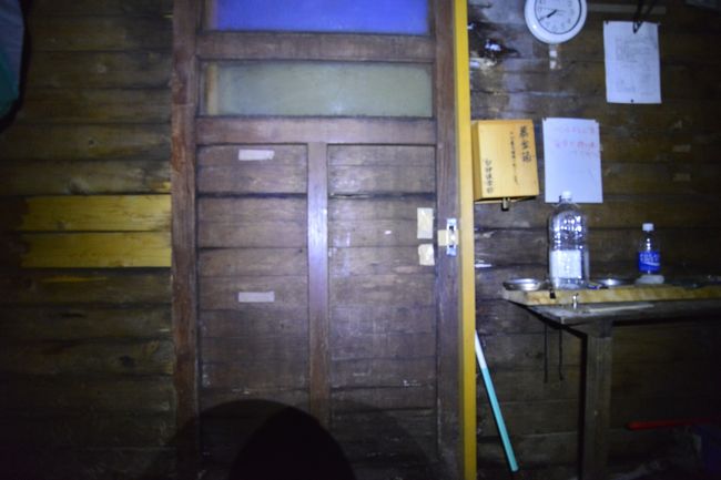 避難小屋の中です。<br />自分一人の宿泊。<br />ネズミさんはいたような。