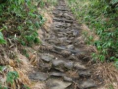 まずは地蔵山への道。
登山用の靴でなくても充分歩けるくらいに整備されている。