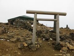 山頂到着。
蔵王山神社がある。
張り巡らされた石垣が、風雪の厳しさを物語る。
