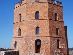 ゲディミナスの塔。かつてはここにヴィリニュス城があったらしいが、今では面影はありません。監視台だった塔が残るのみ。塔は展望台と博物館を兼ねている。入場料５Lt.
