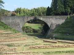 やって来ました。通潤橋。
着いた時にはちょうど中央から水が流れていてラッキー！と思っていたのですが、
バイクを停めるところを探している間に終わってしまいました。
正午だけなんですね。

今日は3連休最後の文化の日。お祭りのようで、人がいっぱいです。
