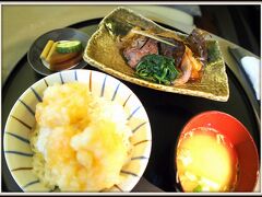 【JALファーストクラス】

食事は相変わらず、おいしい.....。やっぱ、日本の航空会社は日本料理が食べれるというのが、泣かせます。