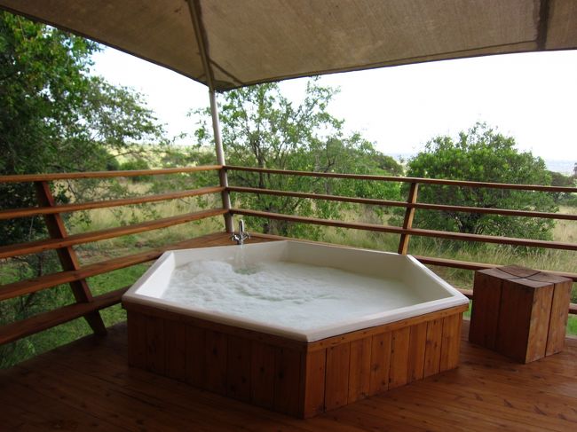 部屋に戻ったと同時にスコールにあったのでグッドタイミングでした。<br /><br /><br /><br />1日中、道なき道を車で走ったので、土埃で顔面が大変なことにw(￣▽￣;)w<br />バブルバスにゆっくり浸かりリラックスしましょ♪