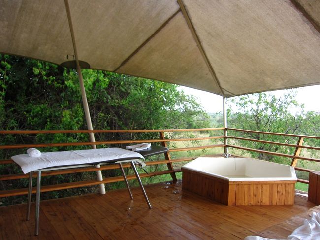 もう一方のマッサージ台。<br /><br /><br /><br />数種類のアロマオイルより好みの香りを選び全身マッサージ。<br />驚く無かれ、この至れり尽くせりのサービスは全て宿泊料金に含まれます。<br />当然チップは弾んじゃうよねぇ〜＾＾<br />