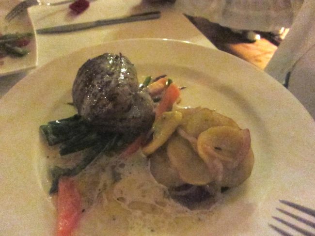 主人は《ハンバーグ》<br /><br /><br /><br /><br /><br /><br /><br />2日間で食べた料理は全般、酒飲みにありがたいしっかりめの味付けでした♪<br />中でも驚いたのは、野菜自体の味が普段食べている日本の物より濃い事<br />スパイス（特に胡椒）の味が全然違う事。<br />アフリカの大地の力強さを感じましたね〜。<br />Tamu Tamu!!（スワヒリ語で美味しい×2）<br /><br />