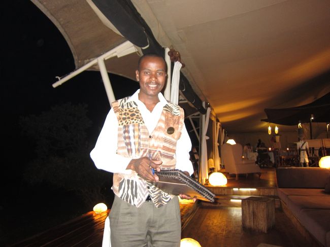 レストラン＆バー担当のスタッフ《セフニーさん》<br /><br /><br />陽気でいっつも笑顔で接してくれました。<br />私たちにとってはスワヒリ語の先生でもあります。<br />Asante sana,Sefny!（asante＝ありがとう、sana＝とても）