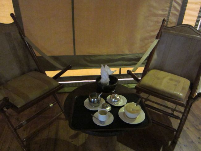 今宵もデザートはお断りし、<br />食後のラテマキアートとエスプレッソを部屋に運んでもらいました。<br /><br /><br /><br /><br /><br /><br /><br /><br /><br />明日はザンジバルに移動します。