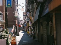 ＪＲ線「美章園駅」に近づくと飲食店やお店が増えてきます～、

高架下商店街といったところで、なんとなくですが覚えているんですね～、叔母さんに連れられて夕方に買い物に来たような？…。
夕暮れ時になると灯りがついてノスタルジックな雰囲気に成るんでしょうね？。