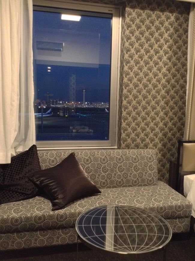 滑走路ビューのお部屋を指定して宿泊。<br /><br />お部屋のテーブルの模様などに「旅」を感じさせます。