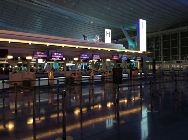 深夜便で出発するタイ国際航空のカウンターのネオンに呼ばれている気がしてみたり、でも、私は明日、金沢へいくんじゃぁ〜〜〜<br />（でもタイへは行きたい）<br />