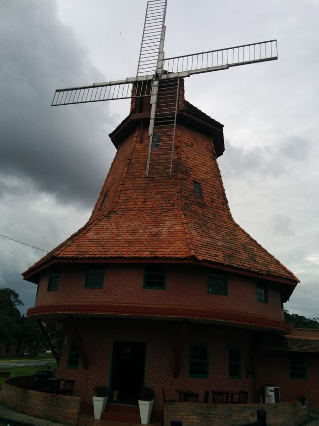 門の横には怪しげな風車小屋があります。