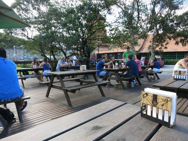 休みの日には、昼間から皆ビールを飲んでいます。でもここは街の中心から、随分離れていますよね？。<br /><br />誰も気にしない・・・。<br /><br />「そんなの関係ない、オッパ（ピ）ー♪」<br /><br />