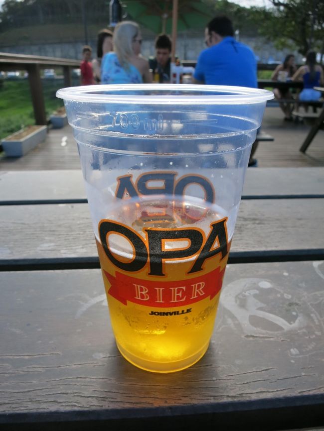 ということで、私も飲んでみます。<br /><br />生ビールです。味は普通においしいです。ビールは何を飲んでも、おいしいです。<br /><br />余談ですが、食べ物や飲み物などの写真を撮っている人は凄いと思います。私は目の前に食べ物や飲み物が来たら、すぐ飲み食いしてしまうので・・・。今回思い留まって、残りは半分以下ですが写真が撮れました。