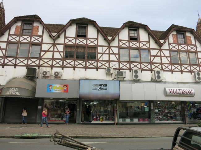 サンタカタリーナは白人ばかりだと思われるかもしれませんんが、有色人種の人も多く暮らしています。普通の都市と比べて、白人の割合が多少多いだけです。