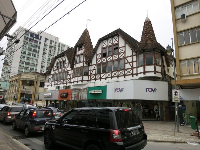 日系人や中国人などの東洋系の人は、ジョインヴィレでは全く見掛けなかったです。日本人なんて来ないのかなと思ってバーでビールを飲んでいたら、日本語を話しながらカップルが通り過ぎていったので、何らかの目的でジョインヴィレに来る方もいるようです。