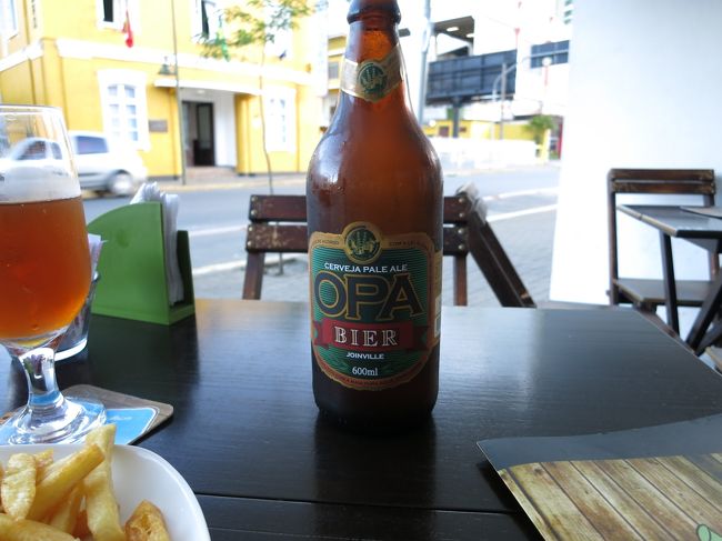 オッパーの直営店（フランチャイズ？）が市内に何店かあります。ショッピングセンターの近くにもあります。<br /><br />なぜかオッパーの直営店が閉まっていたので、隣の隣の店に入ります。オッパーの瓶を頼みます。