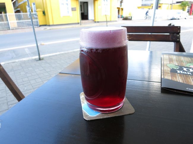 赤いのは生ビールですが赤ワイン味です。ビールにワインが入っているのか、ワインにビールが入っているのかわかりません。これもオッパーです。