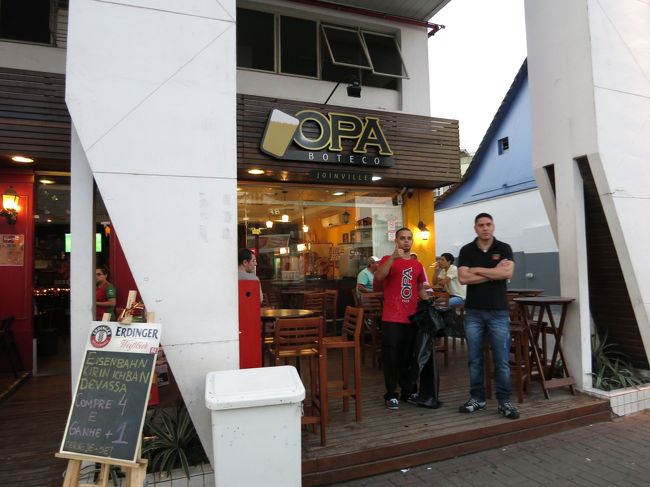 近くの店で飲んでいたら、オッパーの店も開店したようです。写真を撮っていたら、ポーズをとってくれました。