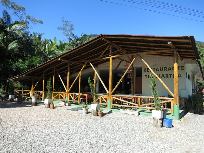 レストランがありました。この辺りが終点みたいです。<br /><br />観光バスで乗り付けて、レストランで朝食を摂っている一団がいました。