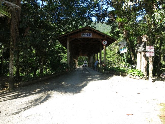 そして、屋根付きの橋が川に架かっています。