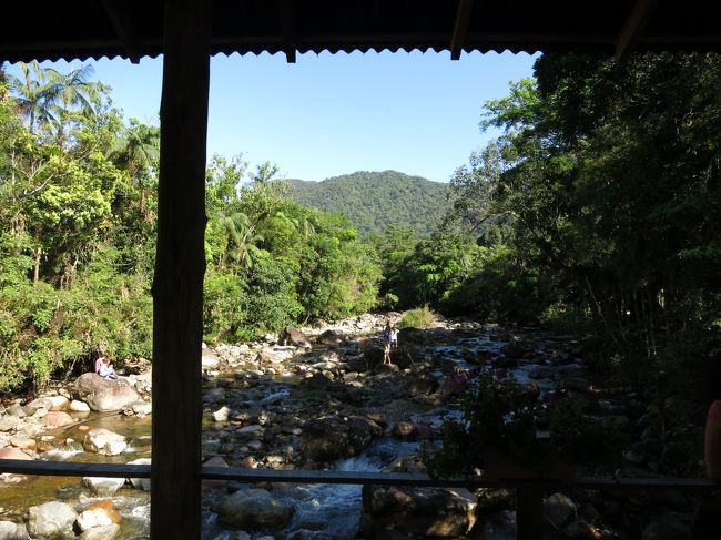 川遊びしている人達がいます。