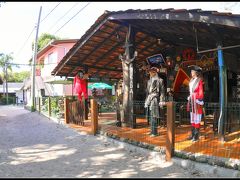 パラナ州クリチバから友人が運転するレンタカーで小一時間。パラナグアを過ぎ、Rodovia E.Darci Gomes de Morais(PR-412)と呼ばれる寂しい街道っを東に進み、パラナグア湾の開口の先まで進みます。そこから小さな船（Pontal do paranaから）で約２０分。


このような素朴な島やビーチはブラジルには山ほどあります。