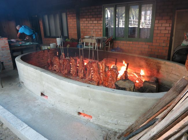 戻ってきて、先ほどのレストランの裏手に行きます。<br /><br />な、なんとコステラ（牛のあばら肉）を直火で焼いていました。<br />これは焼くのに凄く時間掛かるんだけど・・・、美味しそう。<br /><br />早朝から焼かないと、昼に間に合わないですよね。