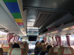 旅行５４日目

何度かクーラーから温風が出て、そのたびに目が覚めシャワーを浴びて寝るという行為を何回かしていたら、いつの間にか朝になったので眠気覚ましのシャワーを浴び、ムカつくホテルをとっととチェックアウト。(￣△￣)

バスターミナルへ歩いて向かう。

バスターミナルでバスが出発するまで、ベンチで仮眠......そして１０時頃にバスが出発！！

いよいよ２４時間バス旅行が始まった。(；・∀・)