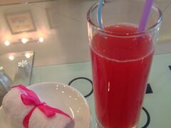 そしてバスは朝の８時過ぎに町のかなり南西側の小さいバスターミナル？で降ろされる.....ってどこや此処は。(；・∀・)

そこからお腹が猛烈に痛くなって来たので、そこに居たタクシーでホテル迄移動.....なのだが....このタクシー、ホテルの場所がわからず人に聞いてはおんなじ場所をぐるぐると回りやがる。

お前おいらがタクシーに乗る時ホテルの位置分かるって言ったやん。( ﾟДﾟ)ﾄﾞﾙｧ!!

迷うタクシー・ぐんぐんと上がるメーター......こっちがグーグルマップでホテルの位置をナビしようとしているのに全く聞く耳持たず、町の人や他のタクシーに聞いては、同じ場所を行ったり来たりの繰り返し......いいかげん頭に来たので、タクシーを降りて歩いてホテルへ移動。(｀へ´)ﾌﾝｯ｡

タクシーを降りて歩くこと２０分ほどでホテルに到着。

途中路上両替商のおばちゃん二人に捕まったけど、レートが悪かったので華麗にスルー。ﾋｲｨｨｨ!!(>ω<ﾉ)ﾉ

そんなこんなでホテルに朝早くに到着したけど、特に問題なくチェックイン。
部屋に案内される前に頂いた、ウエルカムドリンク（スイカジュース）がうまい。

あっ、ストローが二つに見えますが、一つはかき混ぜ棒ですので...(^◇^;)