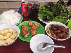 写真を撮りながら歩いていたら、ホテルのスタッフに教えて貰った美味しいお店を発見。

そこで美味しいブンチャー（ベトナムのつけ麺）を頂きます。