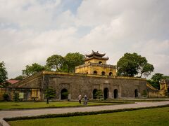 結局タンロン遺跡をぐる〜〜〜〜〜〜〜〜〜〜っと回って、何とか入り口に到着。( ´ー`)ﾌｩｰ．．．

入場料：３００００ドン（日本円で約；１４８円）を払って中へ。