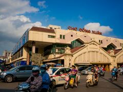 ガードをくぐるとドンスアン市場に到着。

そう言えば手持ち金が少ないので、両替をしなくては....市場かその周りに両替商が無いかな?

しかしいくら探してもなし.....そう言えば今日は日曜日だったよ。(ﾟ◇ﾟ)ｶﾞｰﾝ

仕方が無いので、市場の中を散策しようと中へ入ったのだけれど、中は果てしなくクソ熱い.....ι(´Д｀υ)ｱﾂｨｰ

特に買うものも無いので、直ぐに撤退。ﾀﾞｯｼｭ!ε≡≡ﾍ( ´Д`)ﾉ