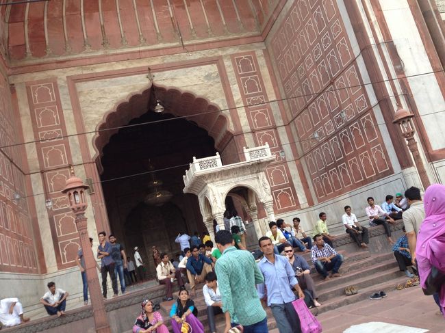 近くのモスクに入ってみます。<br /><br />入場料と靴預かり料と女性が被る布料金をしっかりとられました。