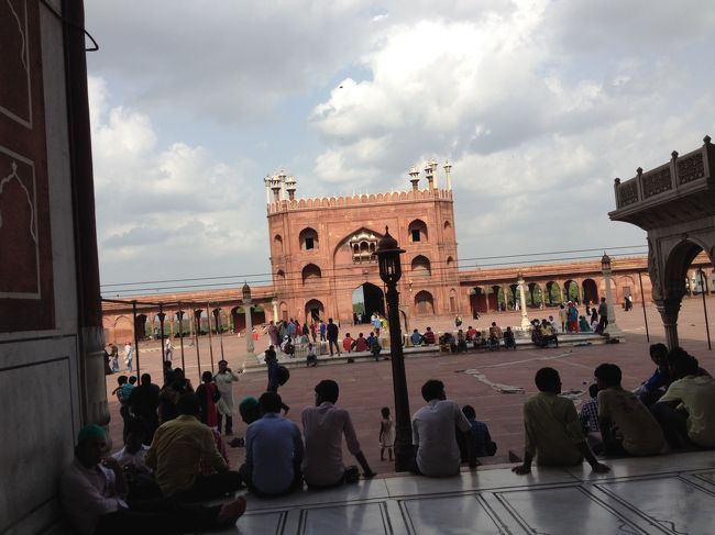 みんな座ってボーっと？してる