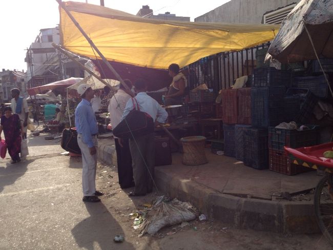 モスクを出てぶらぶら歩いていたらマンゴー売ってたので1個だけ買いました。<br /><br />なんとなくお金もってそうなおじさんが買っていたこの店で。