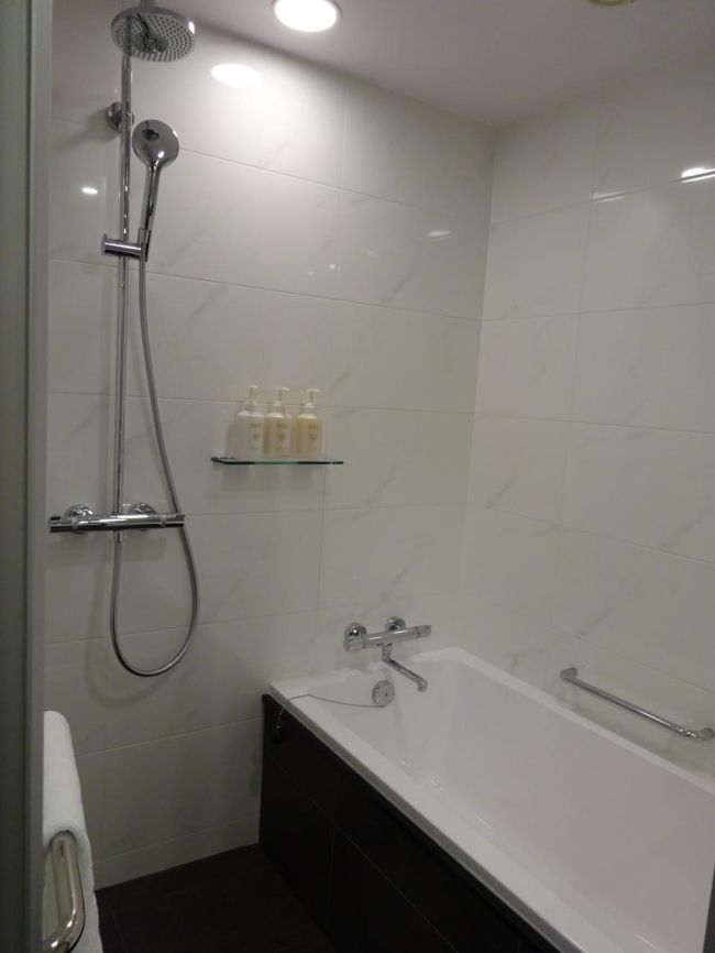 洗い場付きのバスルーム。<br />ここのホテル、貯水タンクはヒバを使用しているらしく、バスタブに貯めたお湯がほんのり木のいい香り。癒されるぅ〜