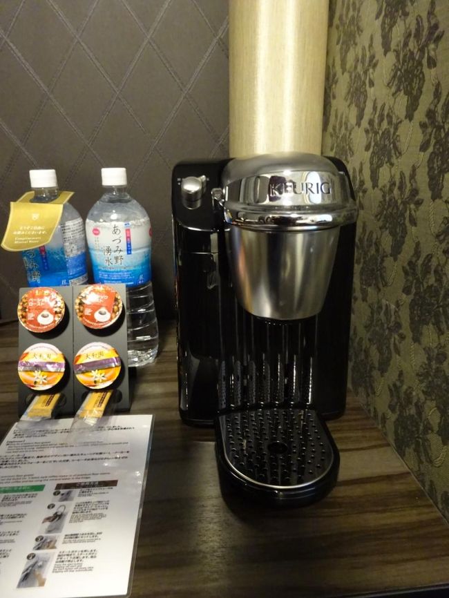 コーヒー＆ジャスミンティーは、この機械を使って入れます。<br />コンプリメントウォーターは１人１L&amp;５００Mlが１本ずつ。