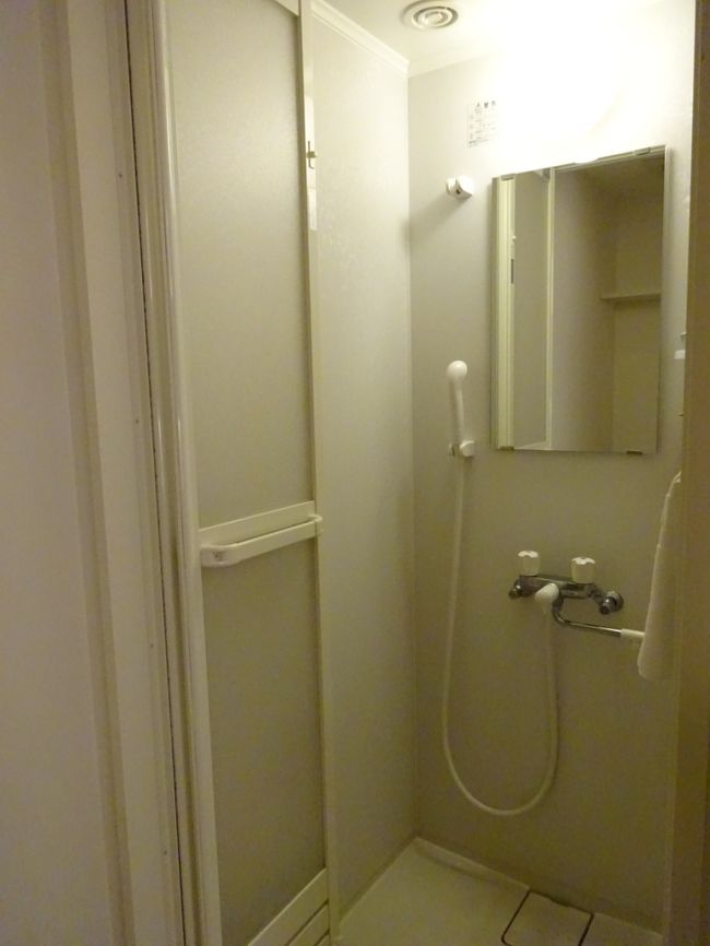 バス・トイレが洗面所と廊下を挟んで反対側に。<br />今回は、「食」にお金をかけたので、お部屋にはシャワーしか付いていません。<br />でも、大浴場があるから、無問題！
