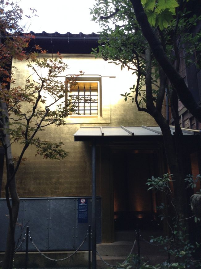 金沢らしく、金箔を貼り付けて（特殊加工した）金の茶室も見学。<br />金の茶室って、落ち着く？ねぇ、それってどうよ？利休さん。