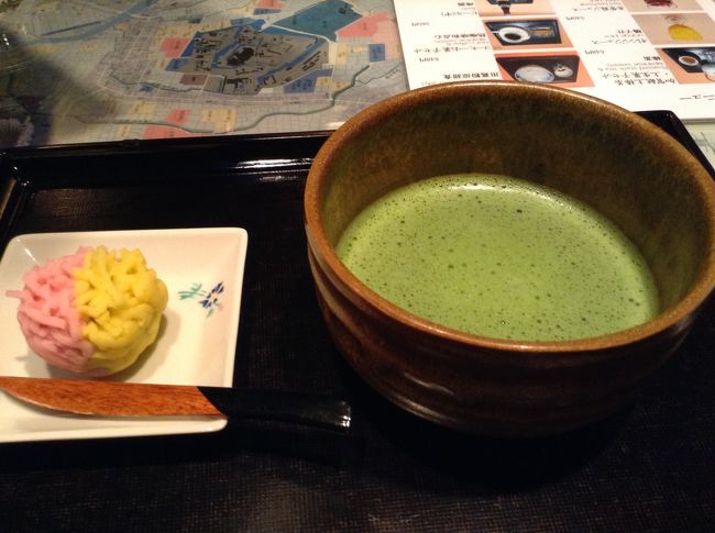 別なお店で、一服のお茶と練切を。<br />はぁ〜、寒い中を散歩したので温まりました。