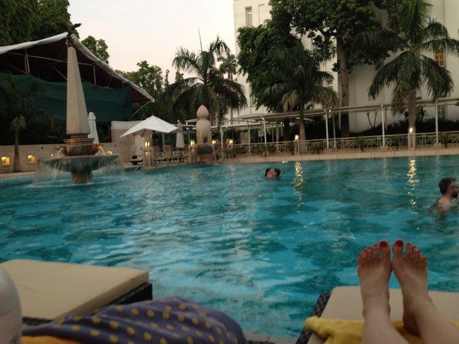 ホテルに戻りホコリっぽい体をプールで冷やします。<br /><br />ここは静かでクラクションの音も遠くに聞こえて別世界です。