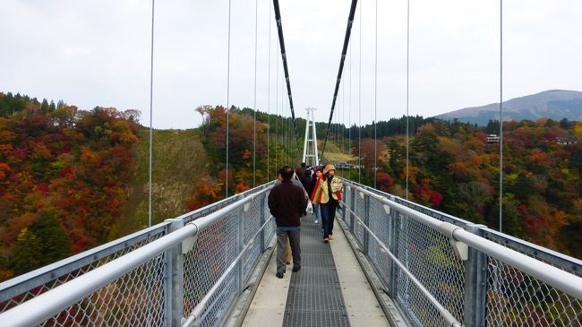 大吊橋を進みます。<br /><br />人が多い為、結構揺れます。
