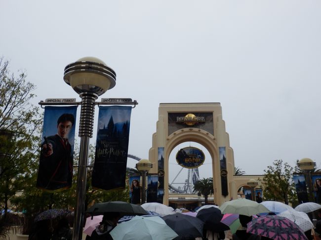 おなじみのＵＳＪの入り口です。本日は雨が降っているにもかかわらず、入場段階でたくさんの人だかりができていました。日曜日ということとハロウィーンのイベントが最終日だということもあり、若い人を中心にたくさん来ていました。仮装をした人がいっぱいいて盛り上がっていました。