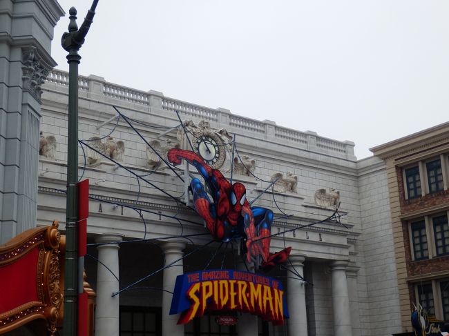 スパーダーマンです。一番最初に入ったのですが、待ち時間3時間以上でした。昔行ったときにはこのアトラクションはなかったので楽しみでした。乗り物に乗ってスパイダーマンの後に着いて行くのですが、映像や水しぶきなど凝った内容でとてもよかったです。乗り物が回転したり上下に動いたり想像もできない展開がとても楽しかったです。